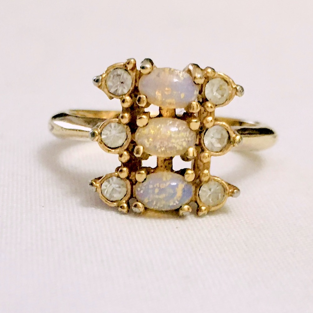 PRETTY Avon Faux Opal Ring